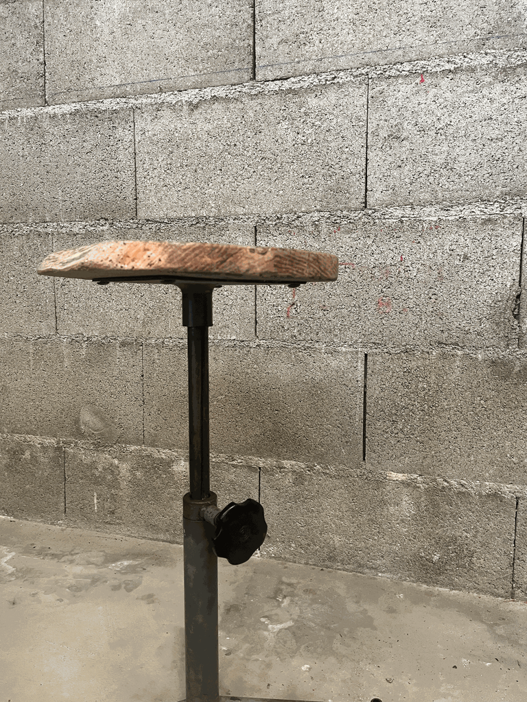 Tabouret industriel bois et métal, années 70-1.webp