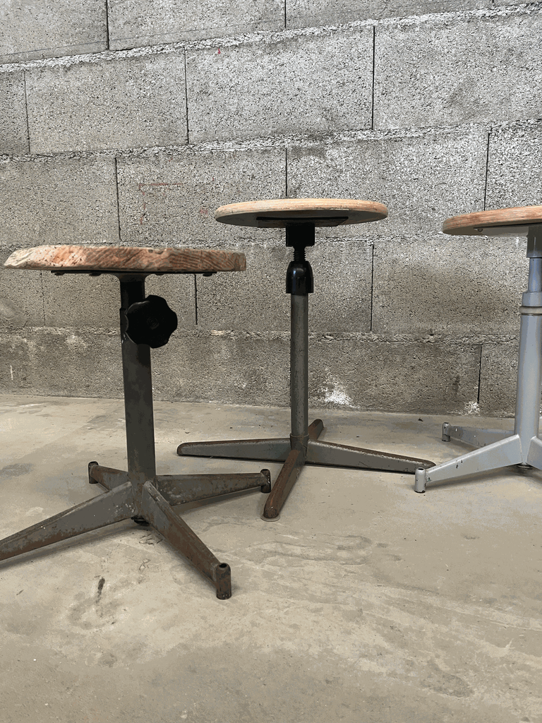 Tabouret industriel bois et métal, années 70-5.webp
