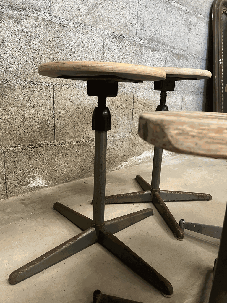 Tabouret industriel bois et métal, années 70-3.webp