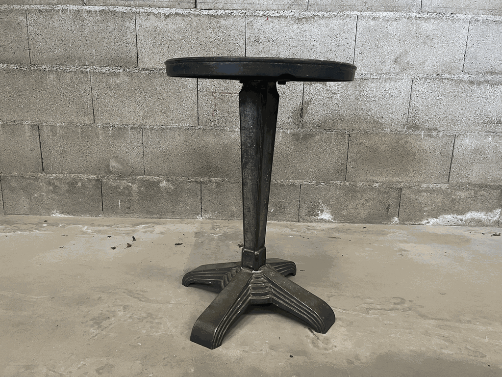 Gueridon noir monogrammé LV, pied en fonte, plateau en bakelite noir, 1930 art déco-1.webp