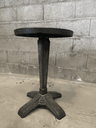 Gueridon noir monogrammé LV, pied en fonte, plateau en bakelite noir, 1930 art déco.webp