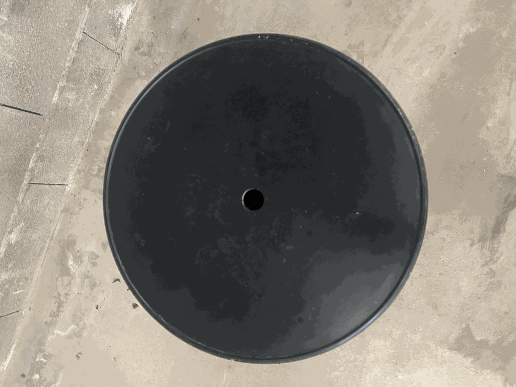 Gueridon noir monogrammé LV, pied en fonte, plateau en bakelite noir, 1930 art déco-2.webp