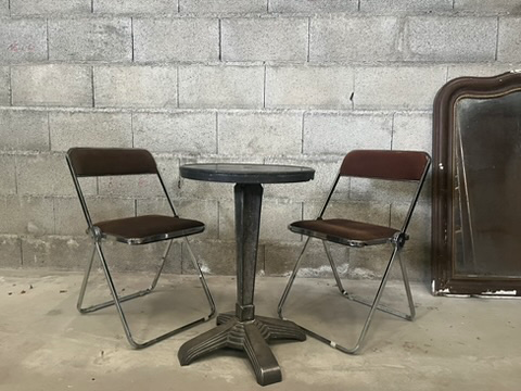 Gueridon noir monogrammé LV, pied en fonte, plateau en bakelite noir, 1930 art déco-4.webp
