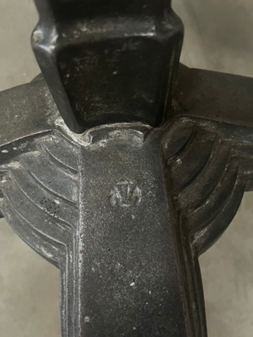 Gueridon noir monogrammé LV, pied en fonte, plateau en bakelite noir, 1930 art déco-3.webp