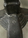 Gueridon noir monogrammé LV, pied en fonte, plateau en bakelite noir, 1930 art déco-3.webp