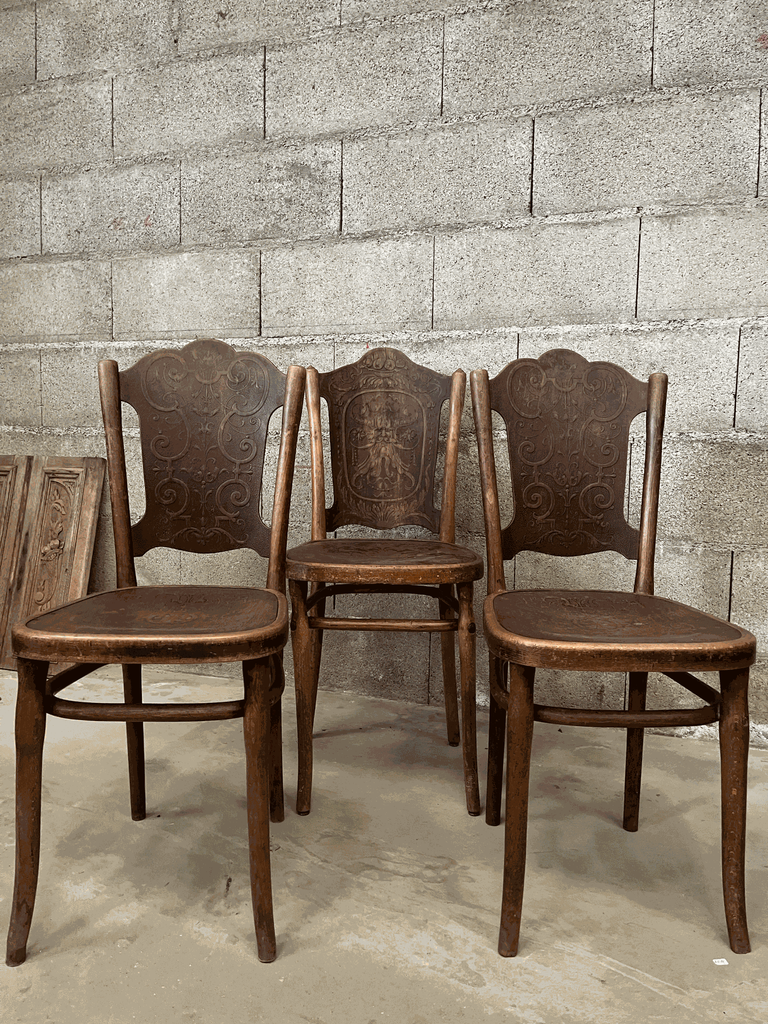 Chaise design en bois courbé "THONET", motif floral, 1913 et la numéro 67, époque 1900.webp