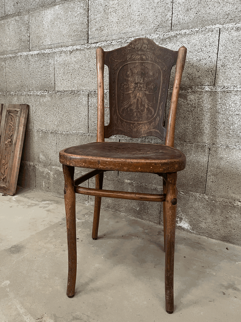 Chaise design en bois courbé "THONET", motif floral, 1913 et la numéro 67, époque 1900-1.webp