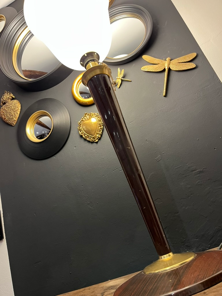 Lampe "MAZDA", tronc en bois de rose et globe en opaline d'origine, années 1930.webp