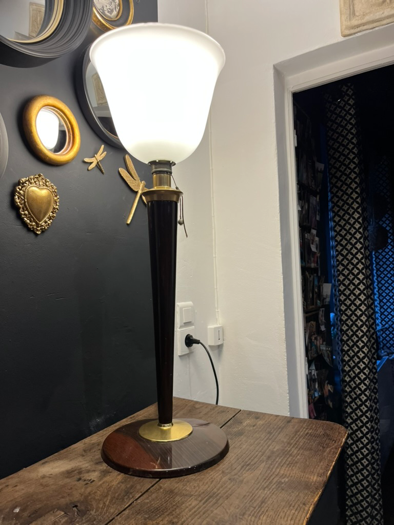 Lampe "MAZDA", tronc en bois de rose et globe en opaline d'origine, années 1930-2.webp