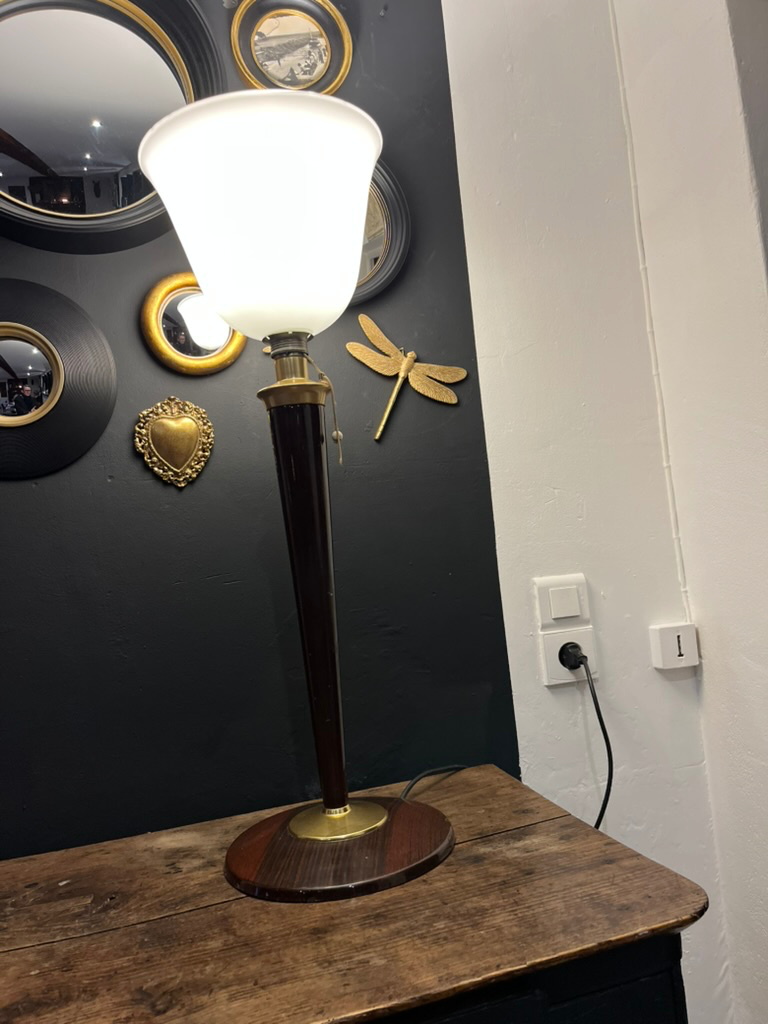 Lampe "MAZDA", tronc en bois de rose et globe en opaline d'origine, années 1930-1.webp