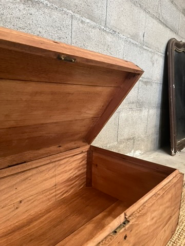 Malle en bois, magnifique pièce-5.webp