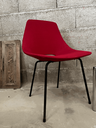 Chaise "tonneau' de PIerre Guariche, assise rouge, pieds noirs.webp