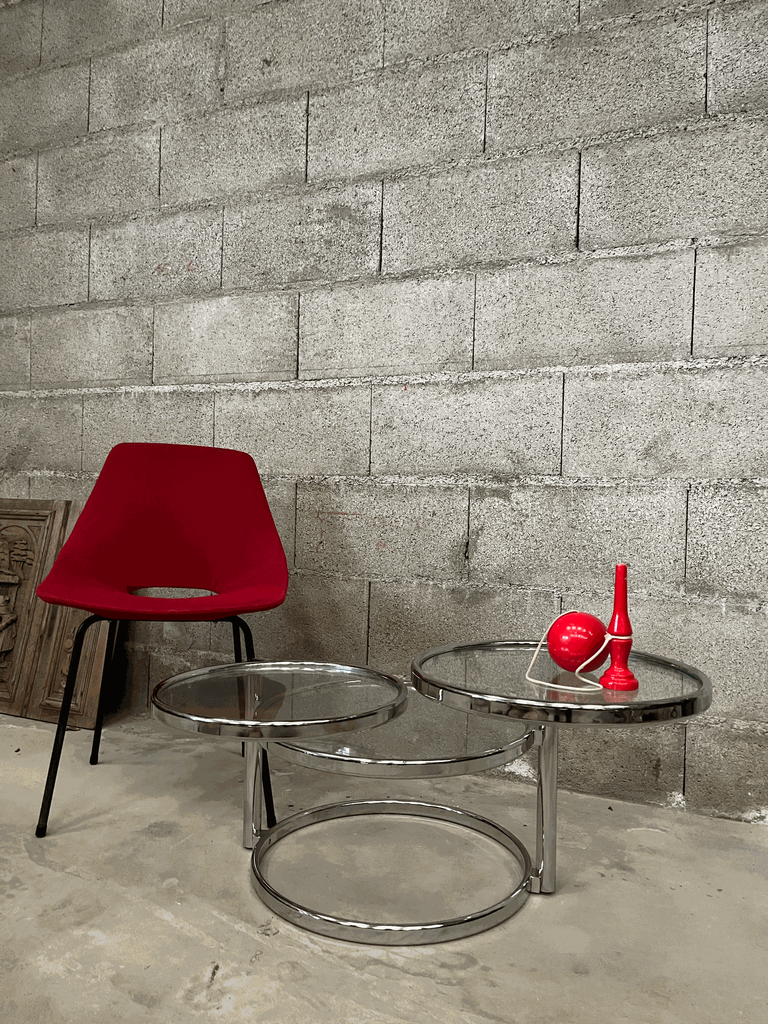 Chaise "tonneau' de PIerre Guariche, assise rouge, pieds noirs-2.webp