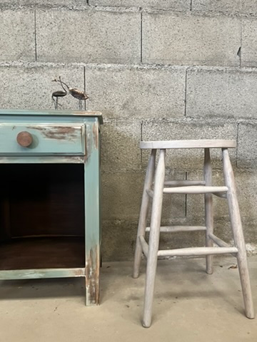 Tabouret prise manuelle sur le haut, en bois, rénové-2.webp