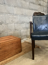 Fauteuil en cuir bleu marine et bois-1.webp