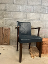 Fauteuil en cuir bleu marine et bois-2.webp
