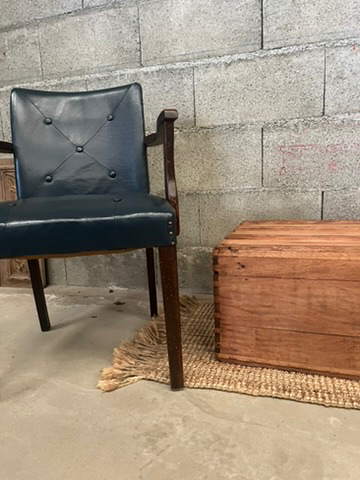 Fauteuil en cuir bleu marine et bois-4.webp
