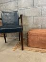 Fauteuil en cuir bleu marine et bois-4.webp