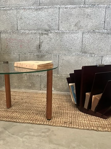 Petite table en verre ronde, 3 pieds en cuir marron-4.webp