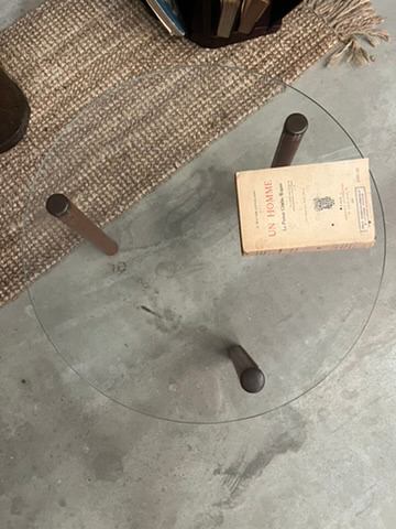 Petite table en verre ronde, 3 pieds en cuir marron-6.webp