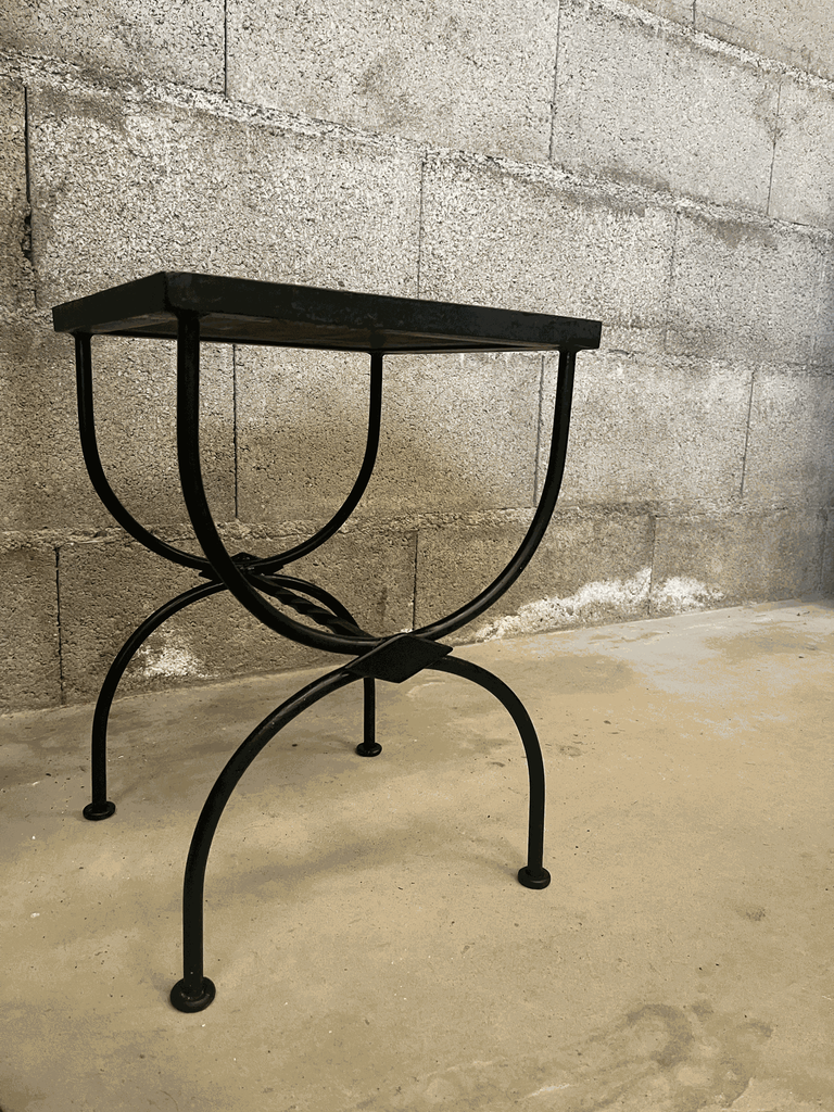 Petite table en céramique, pieds en fer forgé-3.webp