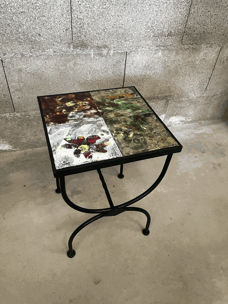 Petite table en céramique, pieds en fer forgé-2.webp