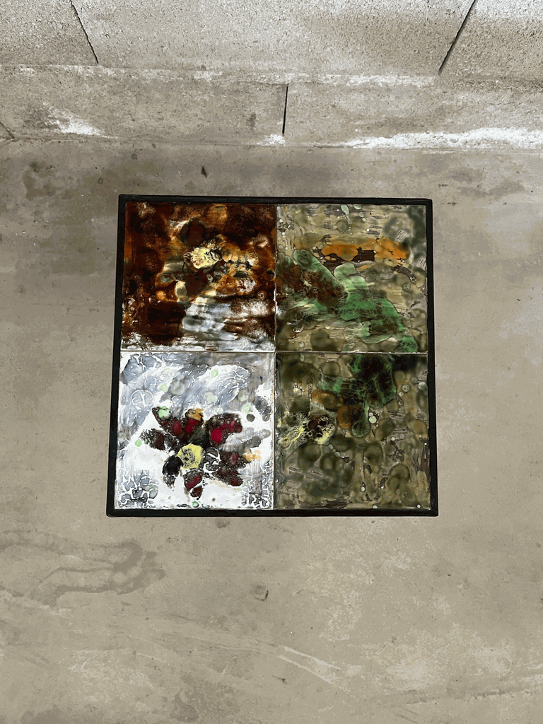 Petite table en céramique, pieds en fer forgé.webp