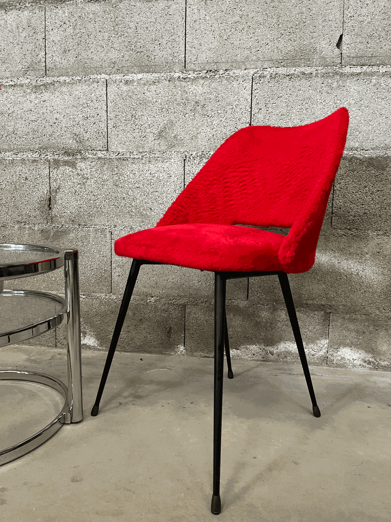 Chaise en moumoute rouge, années 70.webp