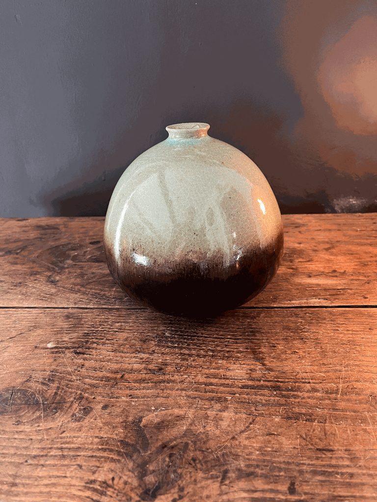 Vase boule en céramique, ton vert foncé-1.webp
