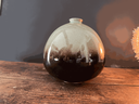 Vase boule en céramique, ton vert foncé.webp