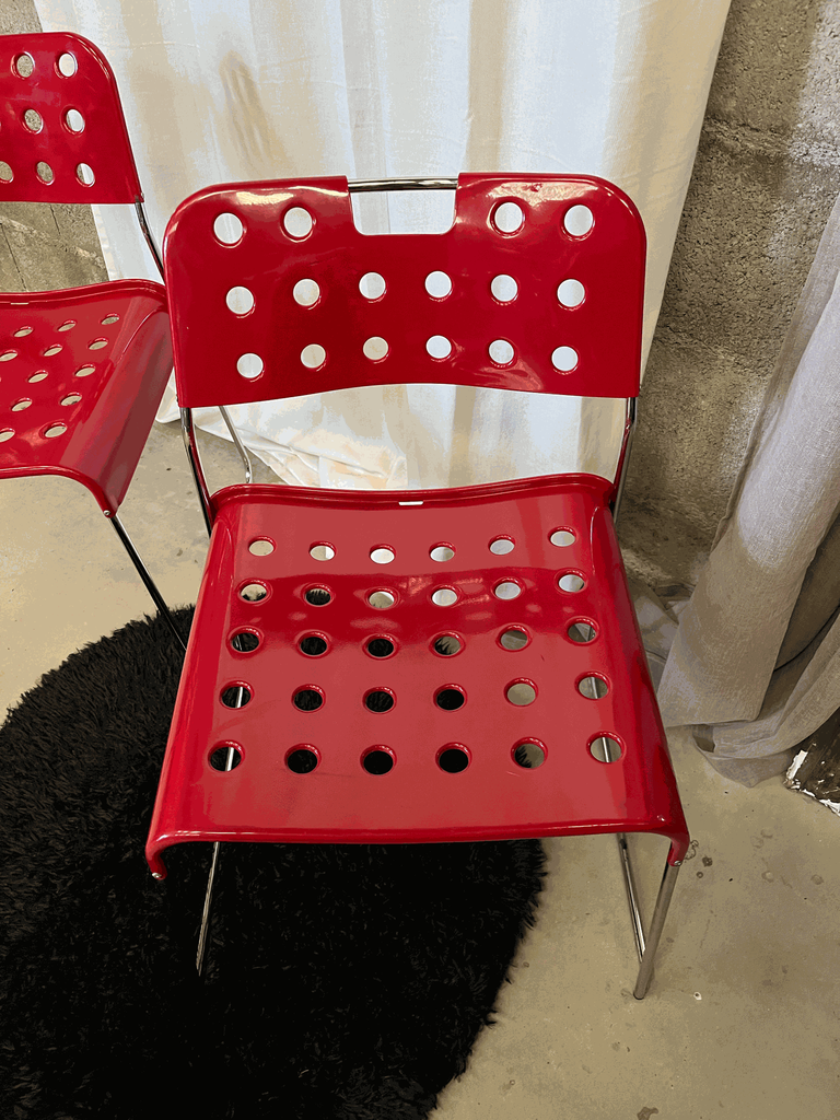 Chaise empilable OMSTAK rouge par Rodney Kinsman pour Bieffeplast, années 70 .webp