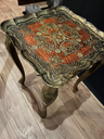 Table d'appoint Florentine vintage sur pieds courbés, table en bois or et rouge.webp