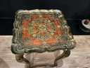 Table d'appoint Florentine vintage sur pieds courbés, table en bois or et rouge-3.webp