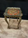 Table d'appoint Florentine vintage sur pieds courbés, table en bois or et rouge-2.webp
