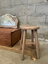 Tabouret en bois base ronde légèrement blanchi-2.webp