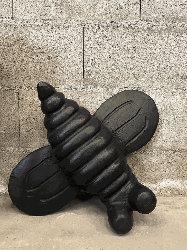 Anneton en bois, rénové en noir.webp