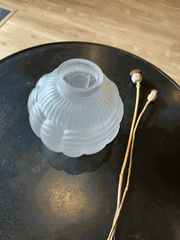 vase boule blanc ,en verre dépoli "espaivert" france,art déco-2.webp