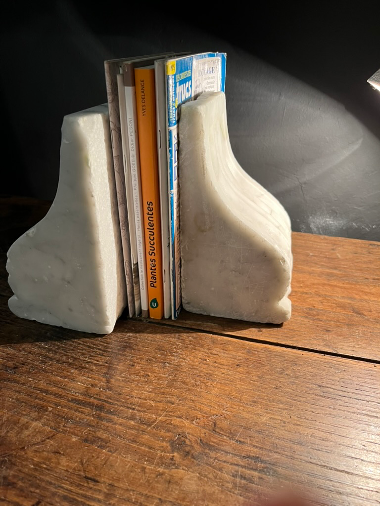 Serre-livres en marbre, détourné.webp