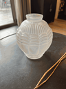 vase boule blanc ,en verre dépoli "espaivert" france ,art déco-4.webp