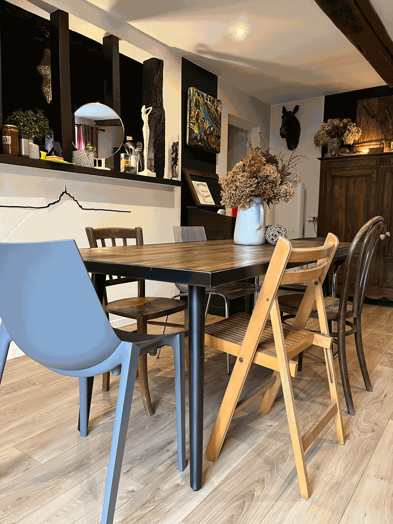 chaise grise Zlatan par philippe starck-3.webp