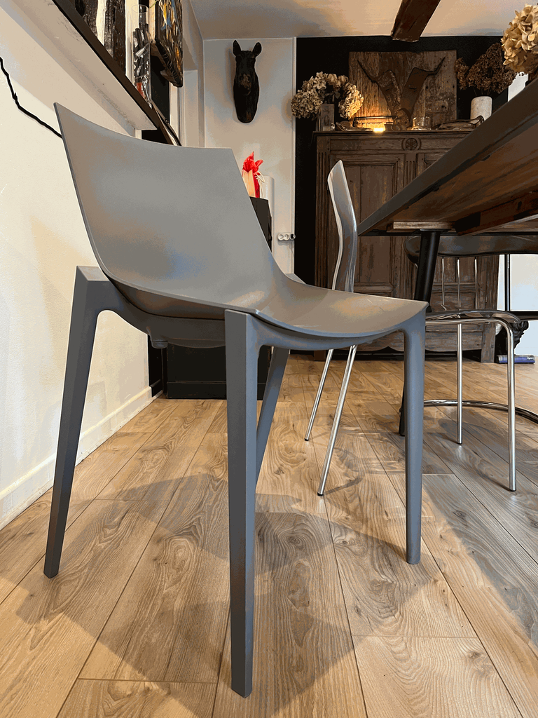 chaise grise Zlatan par philippe starck-4.webp