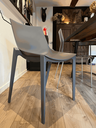 chaise grise Zlatan par philippe starck-4.webp