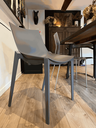 chaise grise Zlatan par philippe starck-5.webp