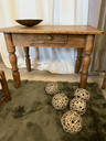 Petite table basse en pin, avec tiroir.webp