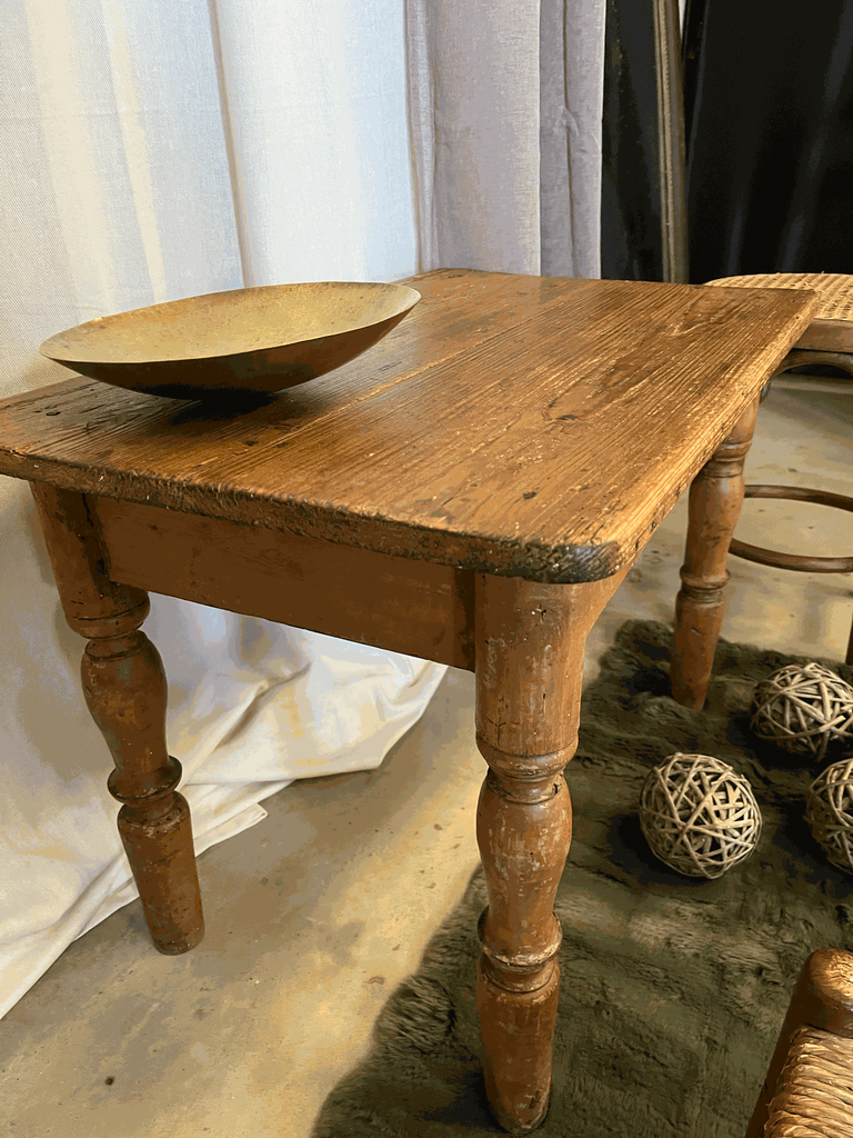 Petite table basse en pin, avec tiroir-1.webp
