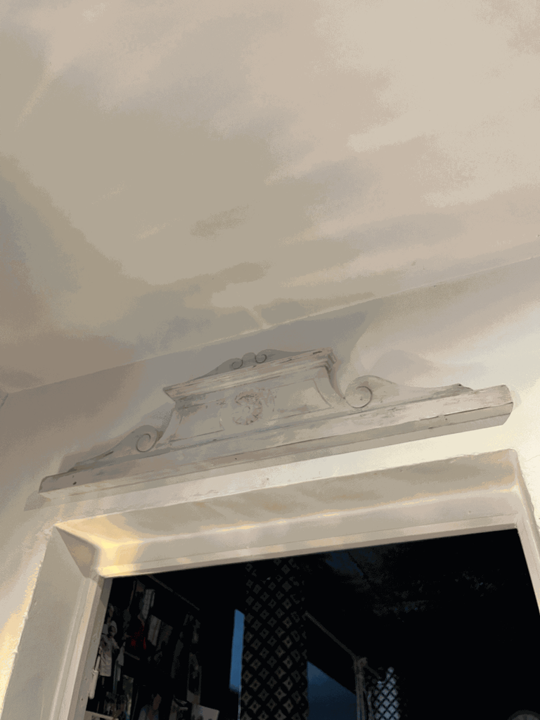 fronton blanc patiné,rénové-2.webp