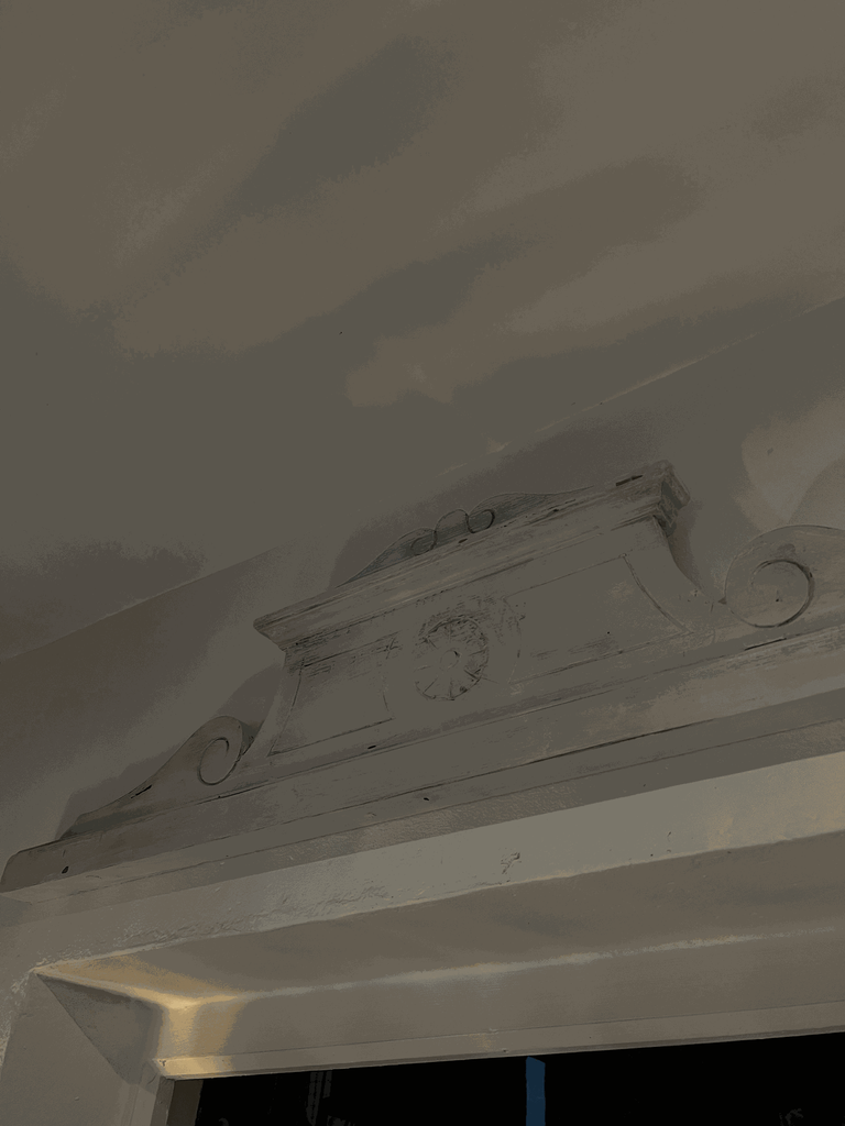 fronton blanc patiné,rénové.webp