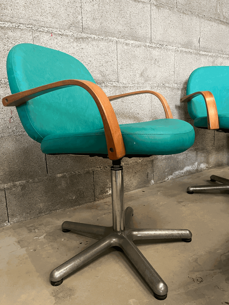 Fauteuil vert bois inox, pieds 5 branches en métal brossé, années 70-4.webp