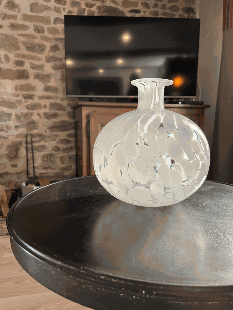 vase blanc en verre de vichy-3.webp