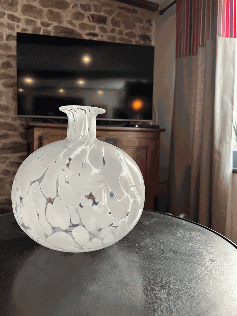 vase blanc en verre de vichy-1.webp